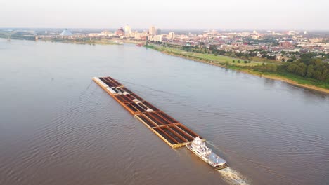 Gute-Antenne-über-Dem-Mississippi-Und-Lastkahn,-Der-Den-Hintergrund-Von-Memphis-Tennessee-Enthüllt