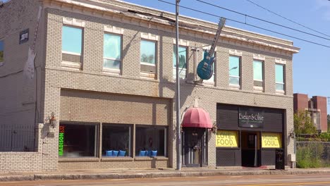 Eröffnungsaufnahme-Eines-Generischen-Geschäftsgebäudes-In-Memphis-Tennessee-Mit-Einer-Gitarre-Außerhalb-Des-Gebäudes