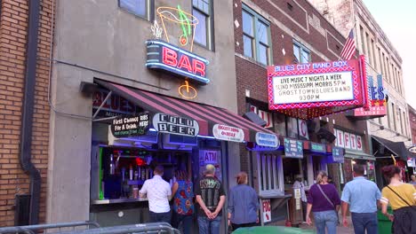 Los-Turistas-Compran-Bebidas-En-Un-Bar-Al-Aire-Libre-Para-Ir-De-Alcohol-En-Beale-Street,-Memphis,-Tennessee