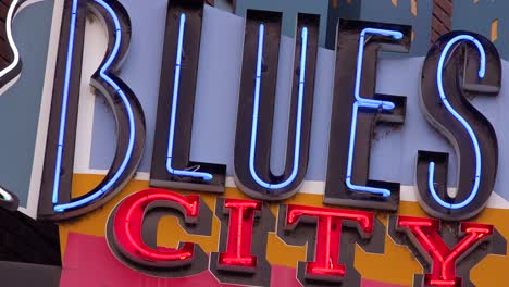 Cartel-De-Neón-En-Beale-Street-Memphis-Identifica-El-Bar-Y-Discoteca-De-La-Ciudad-De-Blues