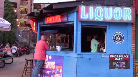 Touristen-Kaufen-Getränke-In-Einer-Outdoor-Alkohol-Bar-In-Der-Beale-Street-Memphis-Tennessee-1