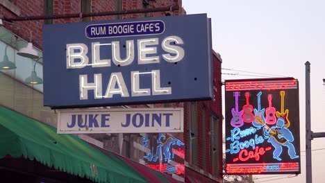 Cartel-De-Neón-En-Beale-Street-Memphis-Identifica-Blues-Hall-Juke-Joint-Y-Rum-Boogie-Cafe-Entre-Discotecas,-Bares-Y-Clubs