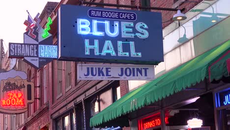 Cartel-De-Neón-En-Beale-Street-Memphis-Identifica-Blues-Hall-Juke-Joint-Y-Rum-Boogie-Cafe-Entre-Discotecas,-Bares-Y-Clubs-1