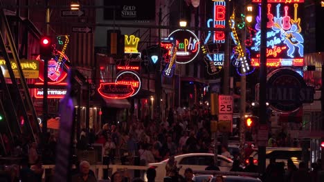 Etablierung-Von-Nacht-Und-Massen-Auf-Der-Beale-Street-Memphis-Tennessee-Mit-Neonschildern-Bars-Und-Clubs