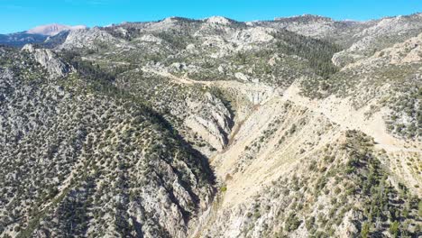 Antena-Sobre-Una-Carretera-De-Montaña-A-Lo-Largo-De-Una-Cresta-En-La-Sierra-Oriental-De-Las-Montañas-Cerca-De-Lone-Pine-Y-El-Valle-De-Owens,-California