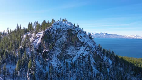 2020-–-Wunderschöne-Aufschlussreiche-Antenne-Des-Lake-Tahoe-Hinter-Einem-Schneebedeckten-Berggipfel