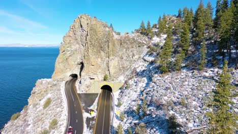 2020---Winterlufthöhlen-Felstunnel-Entlang-Des-Ostufers-Des-Lake-Tahoe-Nevada-Mit-Straße-Und-Verkehr-Unten