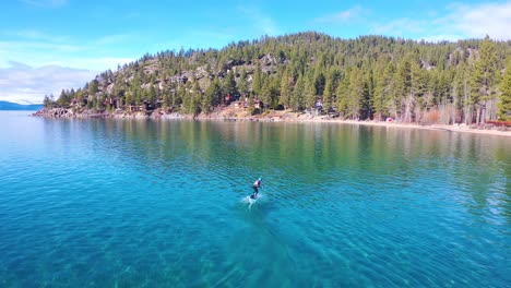 2020---Ein-Mann-Fährt-In-Einer-Extremen-Hydrofoiling-Foil-Sport-Demonstration-Auf-Einem-Elektronischen-Surfbrett-Mit-Tragflächenprofil-über-Den-Lake-Tahoe,-Kalifornien