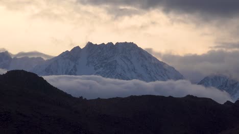 Zeitraffer-Schöner-Sonnenuntergang-Im-Winter-Hinter-Den-östlichen-Sierra-Nevada-Mountians-In-Der-Nähe-Von-Mt-Whitney-Kalifornien