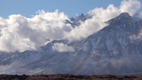 Zeitraffer-Schöne-Wolken-Im-Winter-Hinter-Den-östlichen-Sierra-Nevada-Mountians-In-Der-Nähe-Von-Mt-Whitney-Kalifornien-1