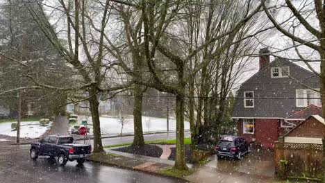 Heavy-winter-snow-falls-in-a-traditional-American-neighborhood-in-Portland-Oregon
