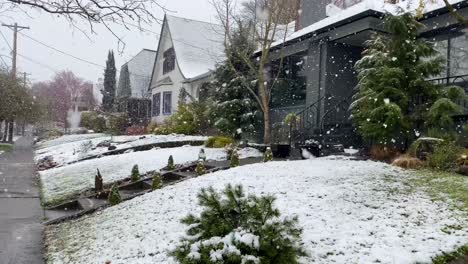 Heavy-winter-snow-falls-in-a-traditional-American-neighborhood-in-Portland-Oregon-3