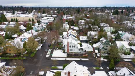 Antenne-über-Verschneiten-Winterviertel-In-Portland-Oregon