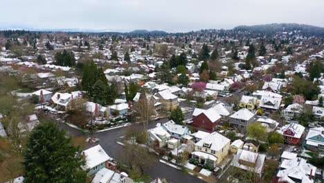 Antenne-über-Verschneiten-Winter-Nachbarschaft-Beherbergt-Vororte-Im-Schnee-In-Portland-Oregon-1
