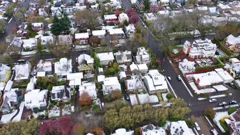 Vista-Aérea-tilt-up-over-snowy-winter-neighborhood-houses-suburbs-in-snow-in-Portland-Oregon