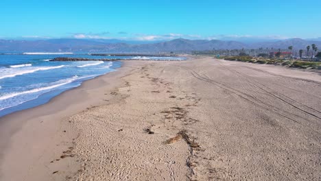 2020---vista-aérea-of-empty-abandoned-beaches-of-southern-california-with-no-one-during-covid-19-coronavirus-epidemic-as-people-stay-home-en-masse-2