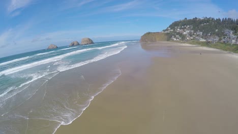 Ein-Luftbild-Erhebt-Sich-über-Einem-Schönen-Strand-In-Oregon-Mit-Wellen