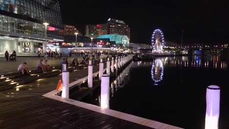 Nachtaufnahme-Des-Hafens-Von-Sydney-Und-Der-Bürotürme-Und-Gebäude-In-Der-Innenstadt
