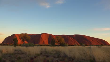 Hermosa-Toma-De-Establecimiento-De-Ayers-Rock-Uluru-Australia-En-La-Hermosa-Luz-Del-Atardecer