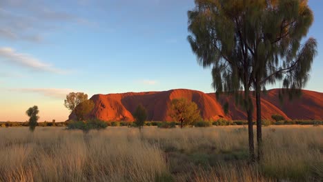 Hermosa-Toma-De-Establecimiento-De-Ayers-Rock-Uluru-Australia-En-La-Hermosa-Luz-Del-Atardecer-1