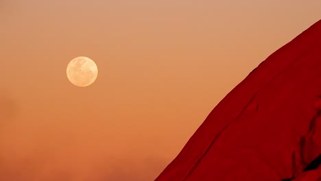 Hermosa-Foto-De-La-Luna-Llena-Ascendiendo-Junto-A-Ayers-Rock-Uluru-Australia