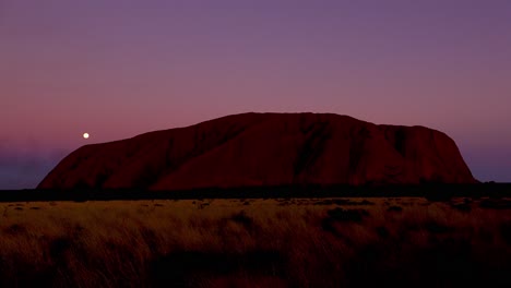 Nacht-Vollmond-Steigt-über-Ayers-Rock-Uluru-Australia