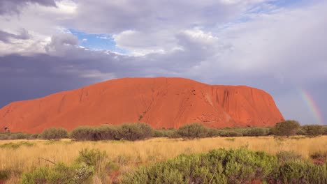 Ein-Regenbogen-Bildet-Sich-Während-Eines-Sturms-In-Der-Nähe-Von-Ayers-Rock-Uluru-Im-Outback-Von-Australien