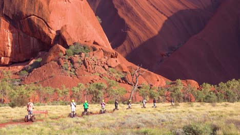 Eine-Reihe-Von-Touristen-Fährt-Segways-In-Der-Nähe-Von-Ayers-Rock-Uluru-Australia