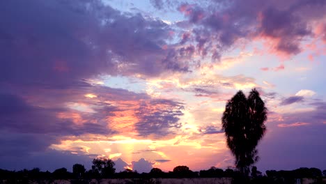 Ein-Wunderschöner-Sonnenuntergang-Oder-Sonnenaufgang-Im-Australischen-Busch-Oder-Outback-1