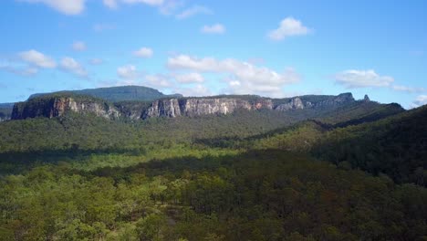 Vista-Aérea-over-Carvarvon-National-Park-with-forests-trees-montaña-ranges-Victoria-Australia-1