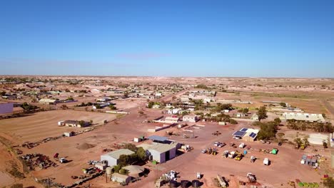 Drohnenaufnahme-Aus-Der-Luft-Enthüllt-Die-Buschopal-Bergbaustadt-Im-Outback-Von-Coober-Pedy-Australien