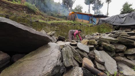 Eine-Nepalesische-Frau-Stapelt-Steine-Vor-Einem-Provisorischen-Zelthaus,-Nachdem-Sie-Während-Des-Verheerenden-Erdbebens-Dort-Obdachlos-Geworden-Ist-2