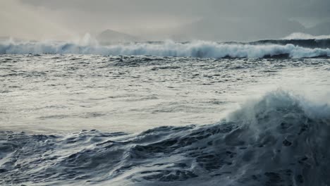 Olas-Masivas-Llegan-A-La-Costa-De-Hawai-En-Cámara-Lenta