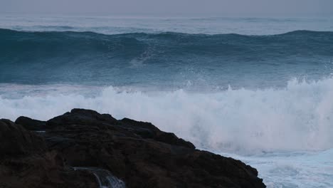 Massive-blue-waves-roll-into-the-coast-of-Hawaii-in-slow-motion-3