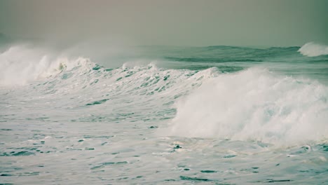 Large-green-waves-roll-into-the-coast-of-Hawaii-in-slow-motion