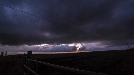 Dunkle-Wolken-Ziehen-über-Den-Horizont-Auf-Der-Insel-Molokai-Hawaii