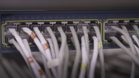 Ethernet-Kabel-Des-Servernetzwerks-Mit-Blinkenden-Lichtern