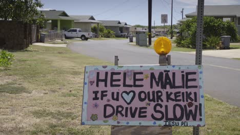 Ein-Schild-In-Einer-Hawaiianischen-Nachbarschaft-Fordert-Die-Menschen-Auf,-Langsamer-Zu-Werden-Und-Die-Sicherheit-Zu-Respektieren