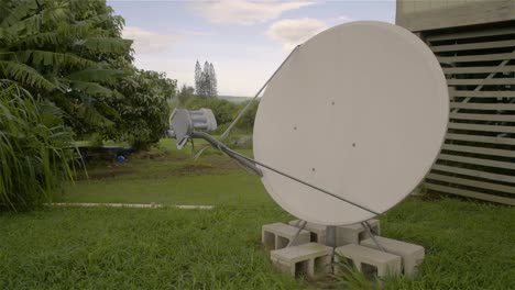 Kameraschwenk-Zeigt-Eine-Satellitenschüssel-Hinter-Einem-Kommunikationszentrum