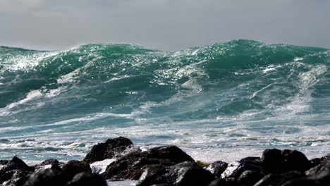 Blue-waves-roll-into-the-coast-of-Hawaii-in-slow-motion-1