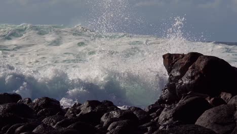 Blue-waves-roll-into-the-coast-of-Hawaii-and-break-on-the-shore-4