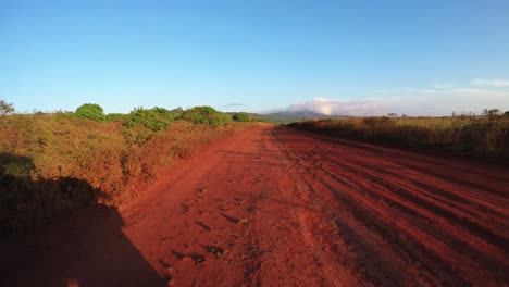 Pov-Erschossen-Fahren-Auf-Einer-Roten-Unbefestigten-Straße-Auf-Der-Insel-Lanai-In-Hawaii-2