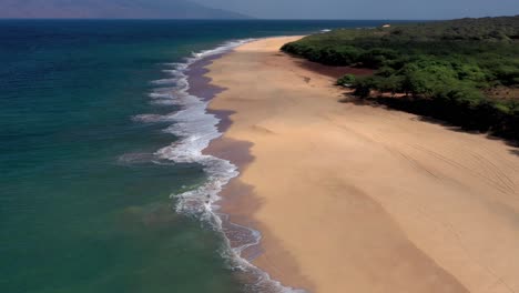 Hermosa-Antena-Sobre-Una-Playa-O-Costa-Aislada-En-Polihua-Lanai-Hawaii-7