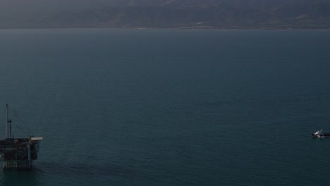 Eine-Luftaufnahme-über-Einem-Boot,-Das-Zu-ölbohrtürmen-Und-Plattformen-Im-Santa-Barbara-Channel-Kalifornien-Fährt