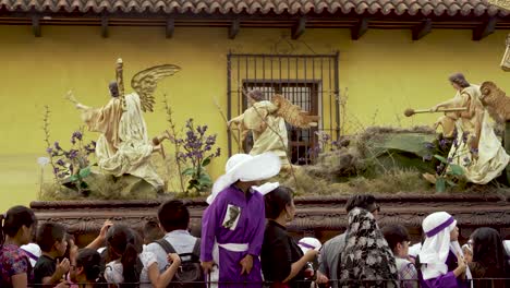 Coloridas-Celebraciones-De-Pascua-En-Antigua-Guatemala-Incluyen-Ataúdes-Gigantes-Decorados