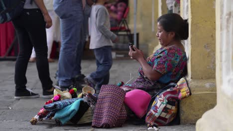 Eine-Frau-Aus-Guatemala-Schaut-Auf-Einer-Belebten-Straße-Auf-Ihr-Handy