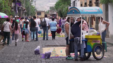 Calles-Concurridas-Y-Concurridas-De-Antigua-Guatemala-Con-Carrito-De-Comida-En-Primer-Plano