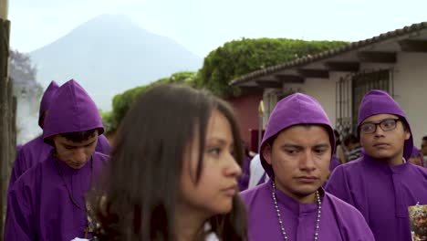 Lila-Gekleidete-Priester-Führen-Bunte-Christliche-Osterfeiern-In-Antigua-Guatemala-2