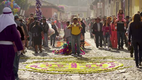 Busy-and-crowded-streets-of-Antigua-Guatemala-during-the-Easter-festival