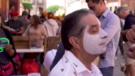 Pintura-Facial-Tradicional-Para-El-Día-De-Muertos-En-San-Miguel-De-Allende,-México